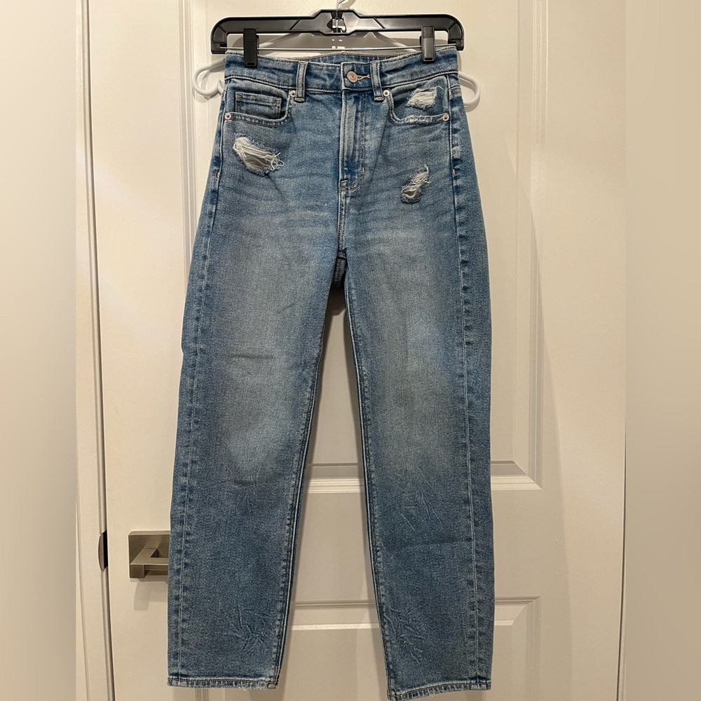 6/$32🛍️ American Eagle | Distressed Mom Straight Jean, 0 Short